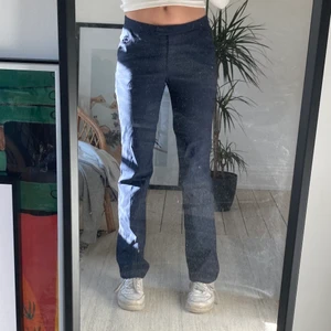 Kostymbyxor  - Säljer mina blå och vit randiga snygga kostymbyxor! Köpt på secondhand och är i bra skick🤩⚡️💖