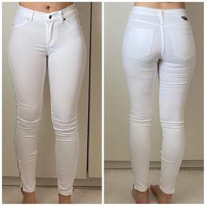Säljer dessa snygga vita jeans från Dr Denim. Jeansen har fake fickor framtill och äkta baktill. Skön och snygg passform. Fin detalj i änden med dragkedjor. Säljs pga att dom inte har kommit till så mycket användning. Jag är 155cm lång. Inte särskilt genomskinliga, om du har beiga trosor under så syns dom inte. Hör gärna av dig om du har frågor 💕