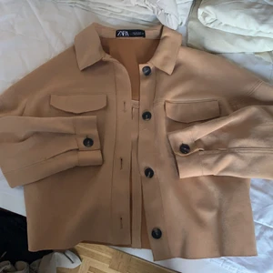 Jacka Zara - Tunn jacka från Zara, mocka🤎 Stolek L, sitter såhär på mig som vanligen har S☺️