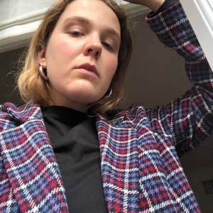 Blazer-style jacket in a checkered pattern with purple, blue and red. It has a really nice fit and is quite warm, but also looks nice with a hoodie under🦋 write to me for more photos or questions
