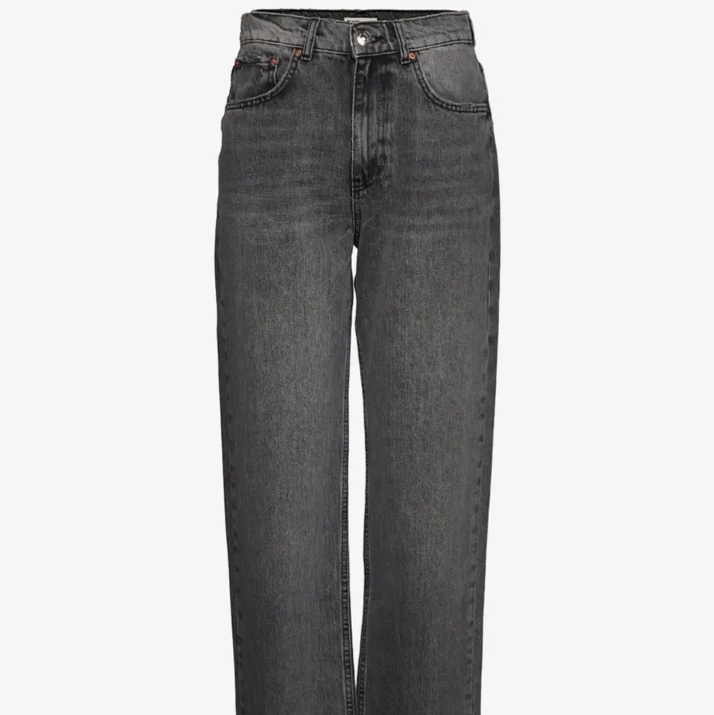 grå raka jeans från zara. säljer för att de är för små. frakt är inräknat i priset💕. Jeans & Byxor.