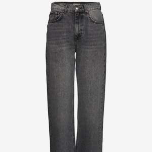 grå raka jeans från zara. säljer för att de är för små. frakt är inräknat i priset💕