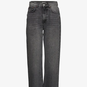 raka jeans - grå raka jeans från zara. säljer för att de är för små. frakt är inräknat i priset💕