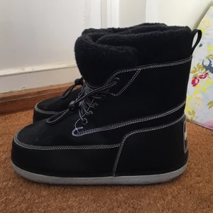 Kenzo moonboots - säljer dessa älskade korta moonboots från kenzo💗 Storlek 41-42, funkar på mig med storlek 40. Bra skick, inget ytslitage bara lite lerig sula. Dustbag tillkommer!