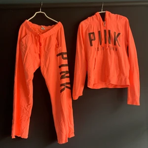 Mjukisset från PINK - Ett oranget mjukisset köpt i New York från PINK. Storleken är xs och den är i fint skick. Syns att den är använd men inga hål eller skador. Köparen står för frakt 