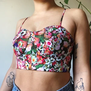 Söt croptop - Superfin croptop med dragkedja på ena sidan och mesh tyg på ryggen. Älskade den förr då den kom till användning! Jag har ca 75b i bh storlek och tror gränsen går strax över det tyvärr.