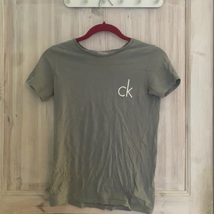 CalvinKlein tshirt - Jättefin grå tröja från CalvinKlein med ett ”ck” på vänster sida. Tröjan är i storlek 14/16 years, 164-176cm, skulle säga att det är en S. Frakt tillkommer.