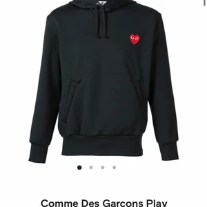Comme des garcons play hoodie - En fin hoodie som är använd ett få antal gånger i storlek L. Både tjejer och killar kan använda💞 kan sänka priset vid snabb affär