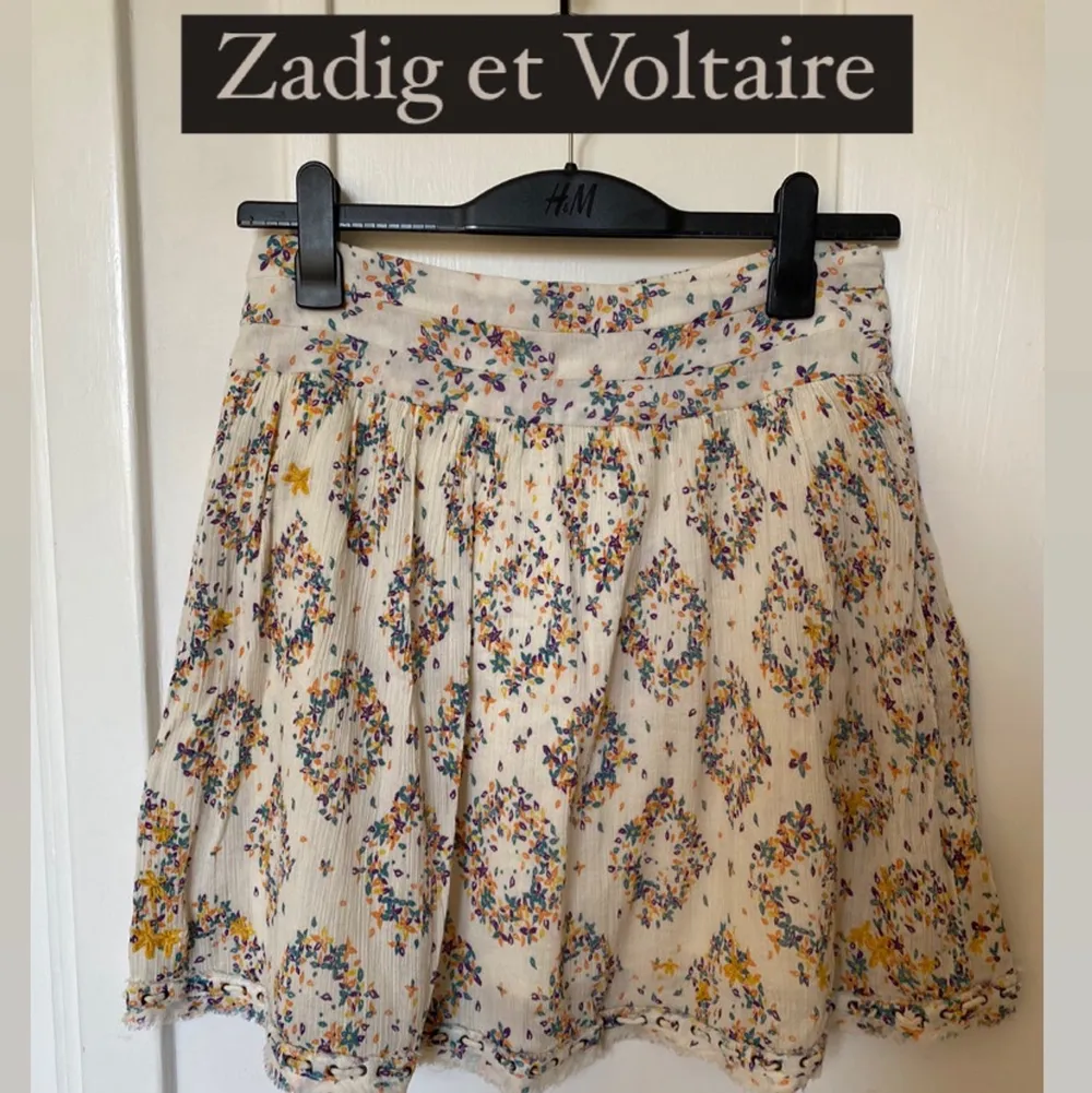Jättefin kjol från Zadig et Voltaire i blommigt mönstret. Dubbelt lager av tyg i bomull så är inte genomskinlig. Storlek 36 men skulle snarare säga 38. Köpt för över 2000kr. Pris kan diskuteras vid snabb affär. Kjolar.