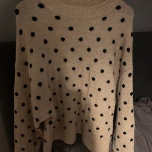 Stickad tröja  - Supermysig tröja ifrån H&M som inte kommet till användning, bra skick