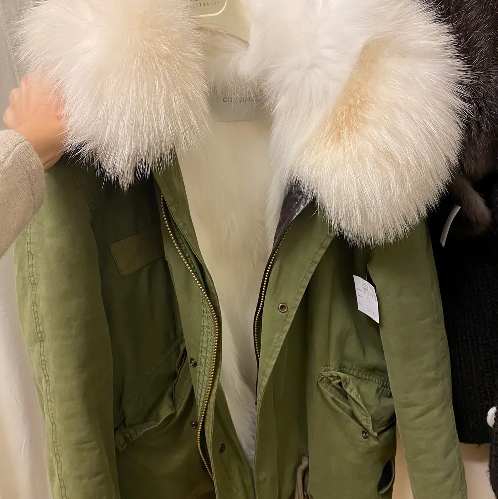 Säljer denna otroligt snygga jackan. Jackan är militär grön med vit äkta päls på insidan av jackan och en så stor och mysig luva. Armarna är fodrade med dun. Jackan är i bra kvalite och ser ej använd ut. . Jackor.