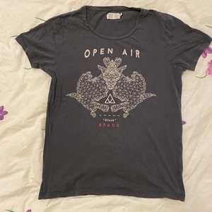 MQ graphic Tee - MQ hann inte konka förräns jag köpte denna t-shirt! Jag har inte till denna dag lyckats lista ut vad bilden i mitten ska föreställa men det kanske ligger bortom vårat mänskliga förstånd. Typ som slutet på interstellar🥲