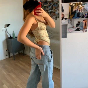Baggy jeans  - Supersnygga baggy jeans köpta secondhand. Cool passform och super snygg med tight topp/body. Frakt på 62 eller så möts vi på söder!
