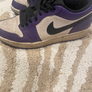 Air jordan 1 Low Court purple - Köpta på Foot locker 1200kr, Storlek 42 creases och lite smått smutsiga men går att fixa med någon youtube tutorial så tror jag man kan göra dem ganska fina. Säljer på grund av att dem är för små för mig.