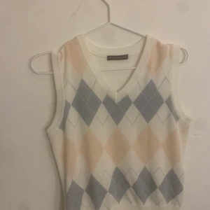 Väst  - Söt väst från Brandy Melville, säljer då det var ett impulsköp och inte alls min stil🥰❤️