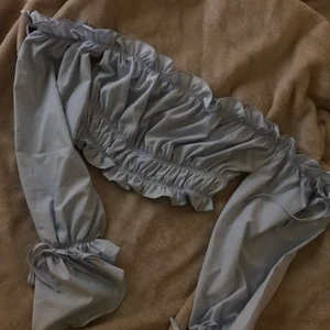 Topp - Säljer en jättefin topp som tyvärr aldrig kommit till användning! Tips om man ska vara Jasmine i alladin på halloween så är detta en perfekt topp!!