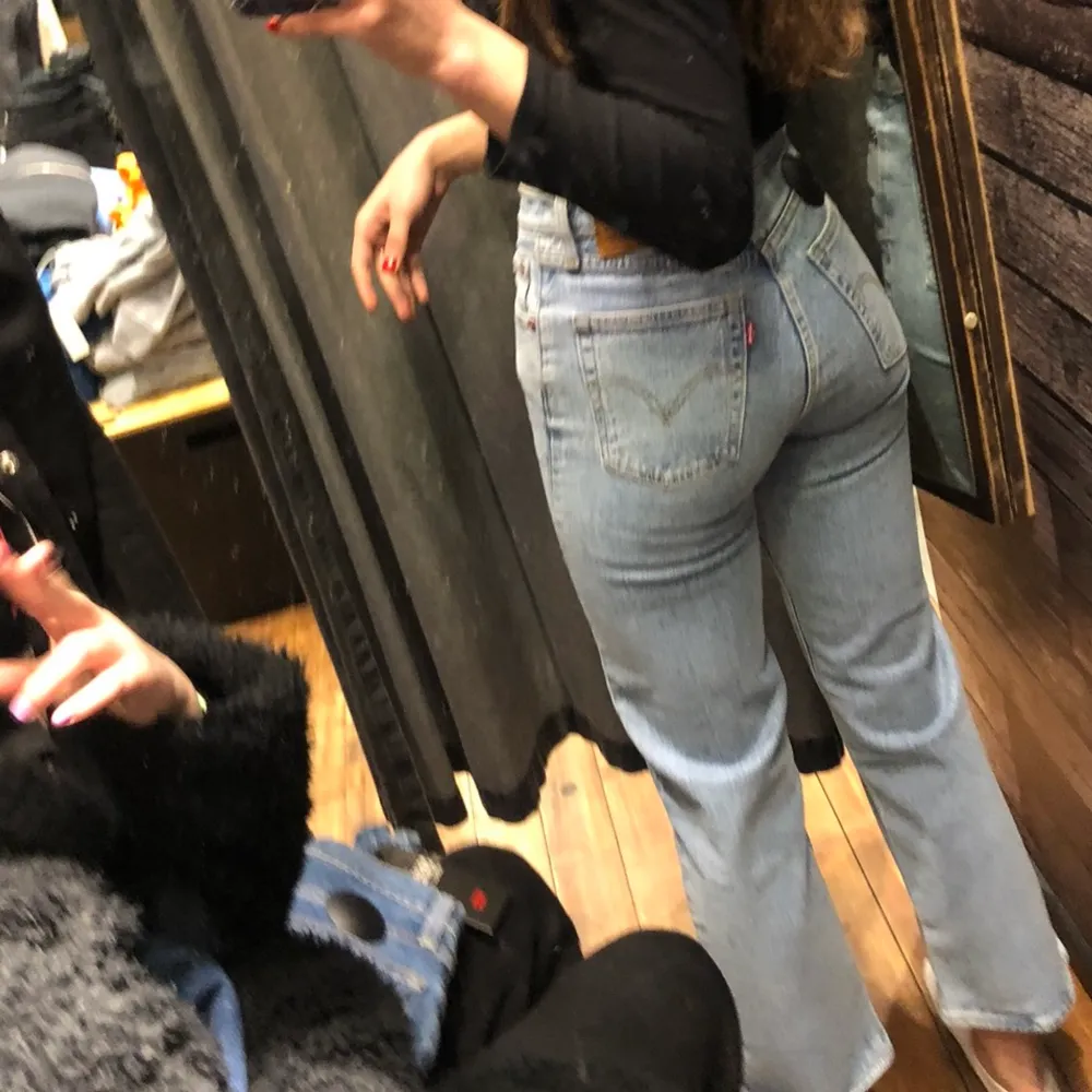 Säljer dessa fina Levi’s jeans i ribcage straight modell. De är cropped på mig som är 170cm. Köptes ursprungligen för 1049kr och är knappt använda💘💘. Jeans & Byxor.