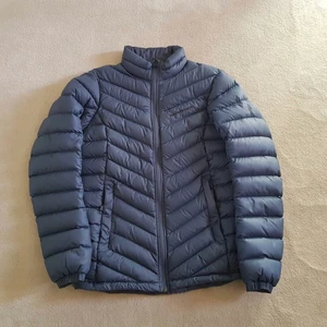 Peak Performance jacka - Begagnad tunn täckjacka i mycket fint skick.  Färg: Dieselblå Storlek: XS Tjejmodell - insydd vid sidan. Märke: Peak Performance  Pris kan diskuteras.