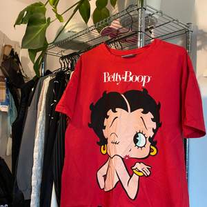 INTRESSEKOLL på denna coola Betty Boop tröja köpt på Zara för ett par år sedan (tror ej den går att få tag på längre). Den är i storlek M och kan fungera bra som en oversized tröja för XS/S❤️ 