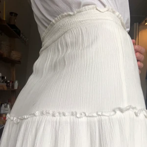 Vit kjol🤍 - Hade denna kjolen på min student förra året, men har inte använr den efter det. Mycket stretch i midjan, så jag tror att denna skulle passa jättebra både mindre och större personer än mig.