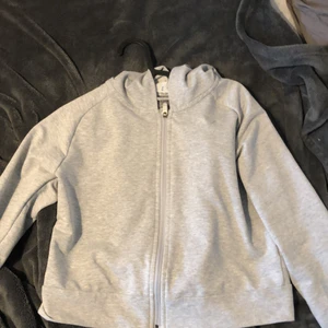 En grå puma tröja  - Sitter bra , den är ganska kort för mig men jag är 166 lång så kan passa bra om man e lite kortare👌🏼