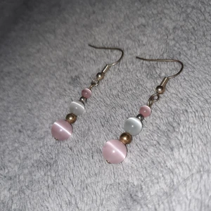 Örhängen - Ett par enkla fina örhängen, aldrig använda, passa till det mesta och dom flesta. Köparen betalar frakt😊