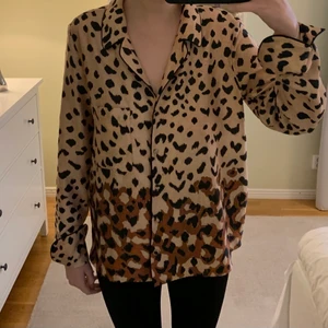 Mango skjorta - Skjorta/blus från Mango i strl. L, men passar om du har strl. S-M också p.g.a ganska liten i storleken. Lite silkigt material och med superfina ärmar (se sista bilden). Mycket sparsamt använd. Fraktkostnad tillkommer.