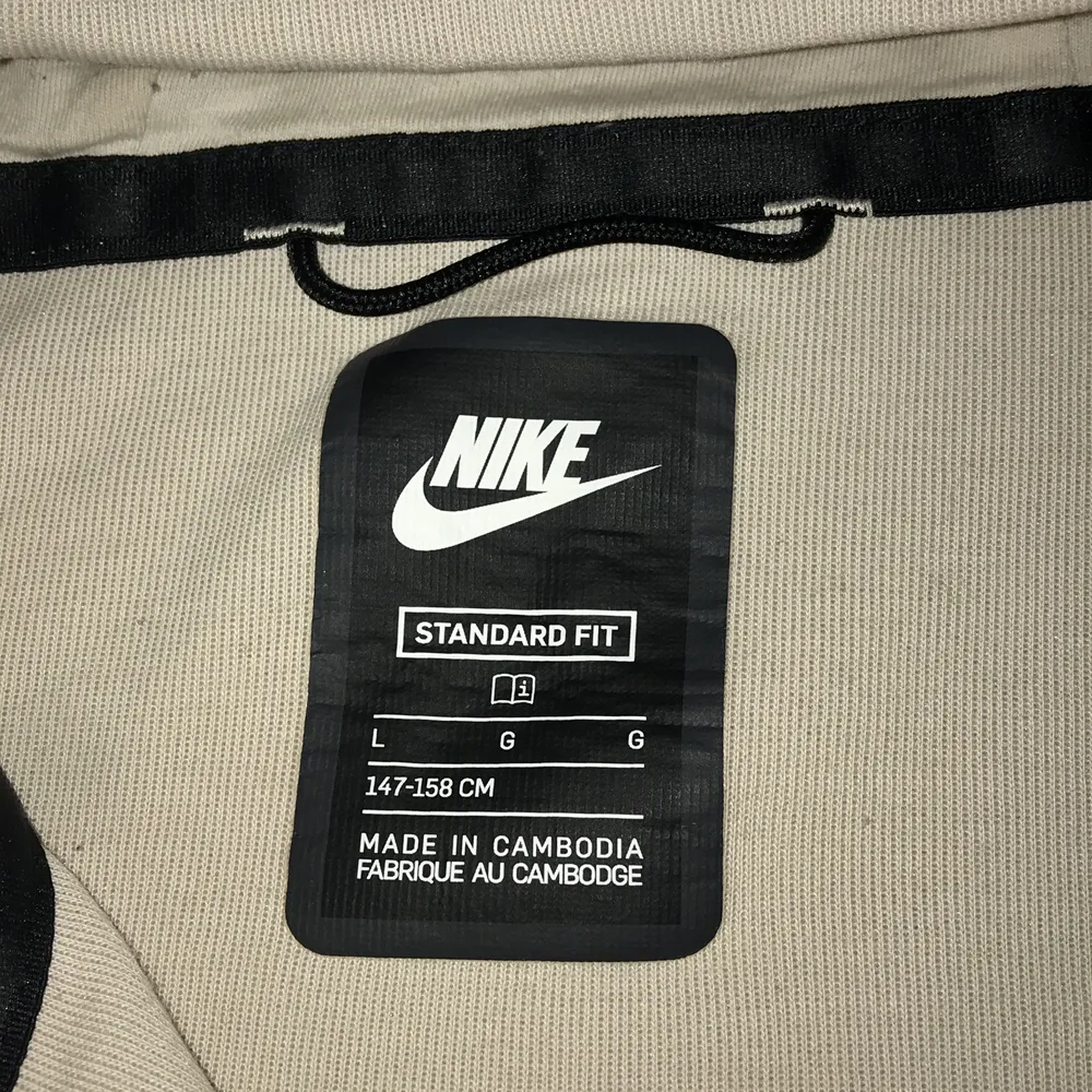 Hej säljer nu min Nike tech fleece kofta för den börjar bli liten den har ett litet hål i sig men kan försöka lagas innan köp🥰. Neuletakit & Villapaidat.