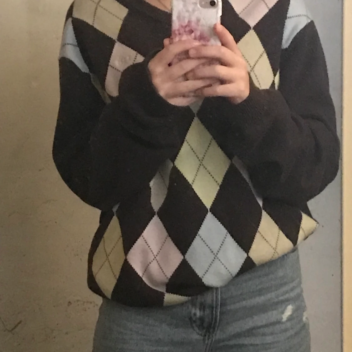 Brun tröja med färgade rutor.