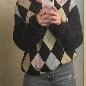 Brun tröja med färgade rutor. - Köpt second hand. Tror den är strlk M. Jättefin verkligen men inte min stil längre. Köpte den för 100kr och har använt den ett par gånger men den är i bra skick.😊💕