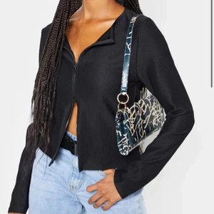 Prettylittlething zip topp  - Storlek 38. Aldrig använd. 99kr 