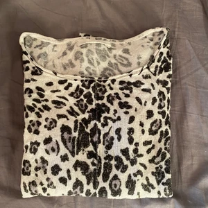 Långärmad tröja - Leopardtröja, långärmad. St M  🤩