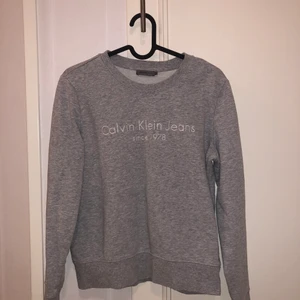 Calvin Klein sweatshirt - Grå sweatshirt från Calvin Klein. Inga tecken på användning, är i jättefint skick. Säljer för 200kr, nypris ca 1000kr. Strl S