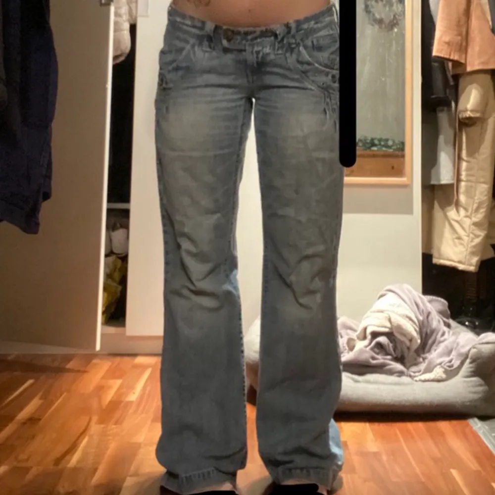 Så fina lågmidjade jeans bra skick osv, står typ ingen storlek eller står typ 36 men passar på mig som är 165cm och brukar ha runt 30 i midjan🍓🍓💘. Jeans & Byxor.