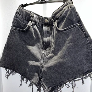 Shorts - Jätte fina shorts från zara, säljer pga att dom är förstora men annars jätte fina💕 Använd 1-2 gånger och köparen står för frakt💕