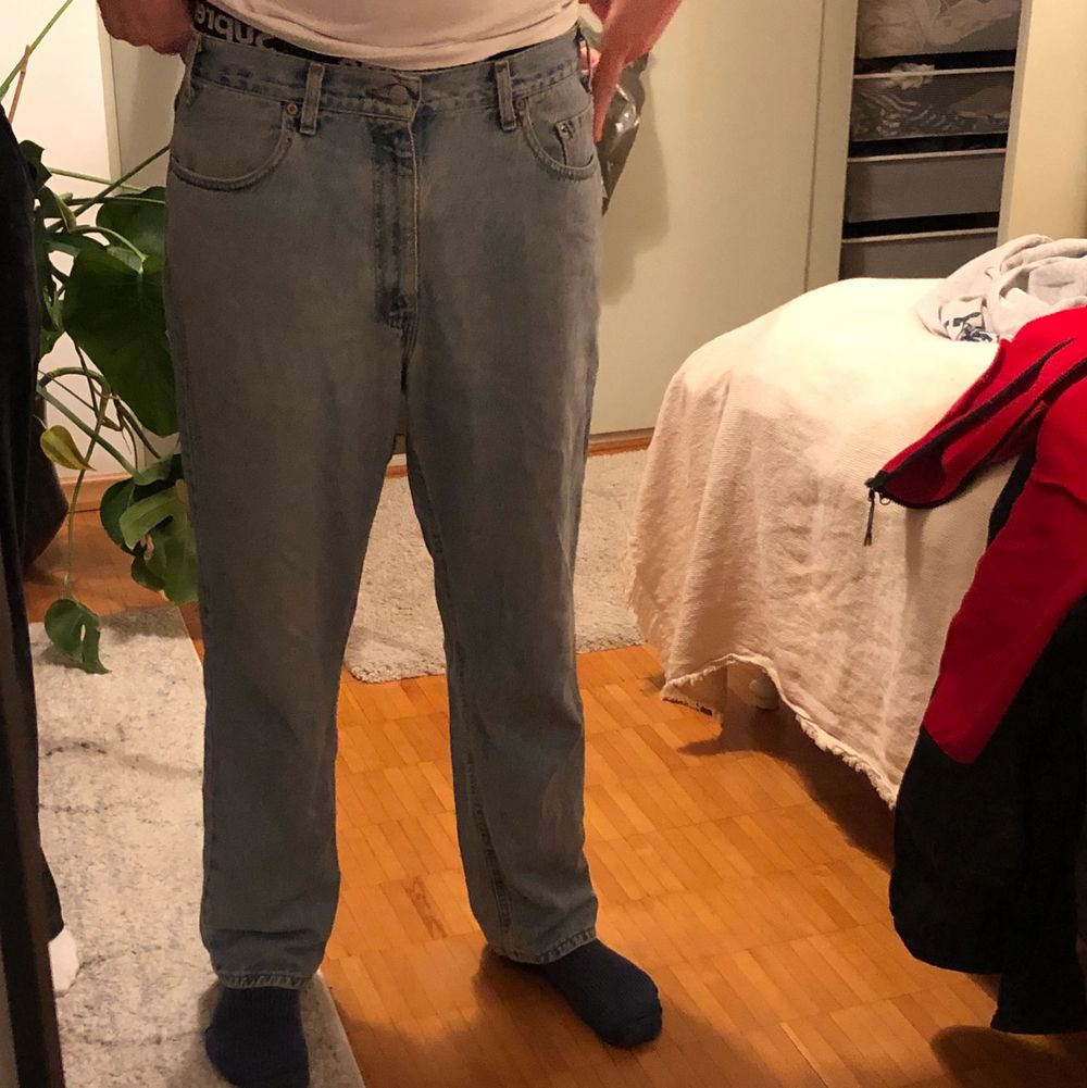 Ett par skit snygga ljusblå Levis jeans med låg midja. Jag bär dem på första bilden och de andra bilderna är de min bror som har på sig dem. Jag är 172cm, min bror är 188cm lång. . Jeans & Byxor.