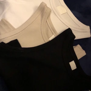 3 kroppade linnen från H&m💓 - 3 kroppade linnen från H&M i svart, beige och vitt. Har EJ haft på mig dessa! 