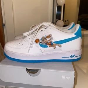 Airforce 1 - Intressekoll på mina fina airforce 1 i storlek 38.5, de är bara testade och kartong finns till de. Skriv till mig vid frågor🥰 budgivning om fler är intresserade 