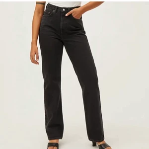 Rowe jeans - säljer mina rowe jeans ifrån weekday då dom tyvärr är lite för korta för min smak. Som nya. Köparen står för frakt. Storlek 29/32