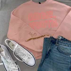  Sweatshirt from H&M size XS -  This sweatshirt is super comfortable it come from H&M and size XS 