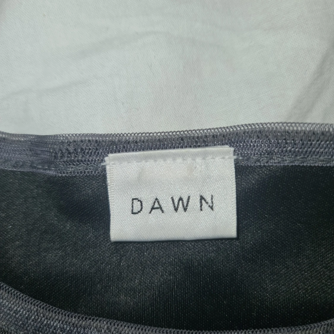 Grå svart meshtopp med blommotif - 91