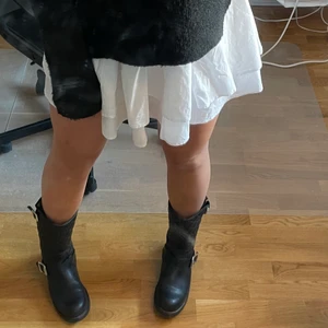 Boots  - Svarta boots från Urban project. Står inte storlek i. Men skulle säga att de 37/38. ❤️‍🔥❤️‍🔥