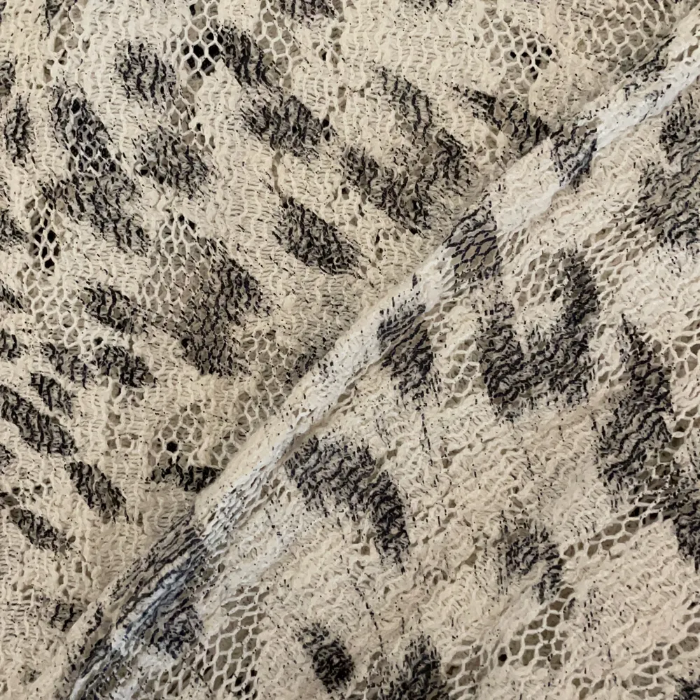 Leopardlikande mönster i vit och grå. Använd med i gott skick. . Blusar.