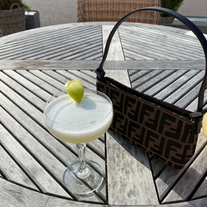  Vintage Fendi väska - Säljer nu min vintage Fendi väska. Väskan köpte jag av @vintagebyebba på instagram.  Jag köpte väskan för 4500 och säljer för 3500Väskan har inga ytliga märken/skador och är i nästintill perfekt skick! 