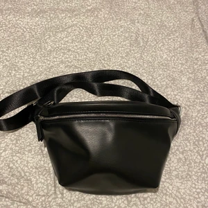 Midje/axel väska i svart skinn  - Midje/axel väska svart skinn