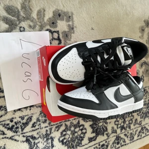 Nike Dunk Low Panda 38 - Säljer exklusiva Nike Dunk Low ”Panda” (W) (2021) som är helt oanvända och inköpta från Zalando. Storlek Eu 38. Kan upphämtas i Linköping eller fraktas dubbelboxat för 99kr📦. Enbart Swish, refs finns.