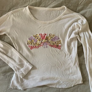 Superfin tröja - Tröja med påfågel på köpt secondhand. Superfin och känns vintage men i bra skick! Frakt på 45 eller så möts vi på söder💘