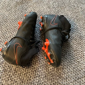 Fotbollsskor Nike  - Storlek 33 (20,5 cm) Använt, fint skick! 