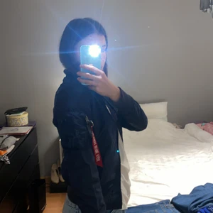  Bombarjacka  -  En super snygg bombarjacka. I mörkblå. Har en jätte litet rimmärke men annars är den I bra skick och ser sprillans ny ut.❤️ vid begär skickar jag flera foto.