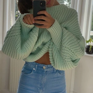 Stickad zara tröja - Säljer denna stora, tjocka, stickade tröja från zara med ballongärmar då den inte kommer till användning. ALDRIG använd! Nypris: 359kr ❤️ KÖP DIREKT FÖR 400 INK FRAKT!